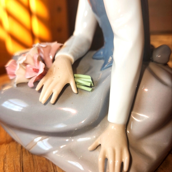 LLADRO "NOSTALGIA" #5071 YOUNG GIRL WITH FLOWERS - Picture 9 of 12